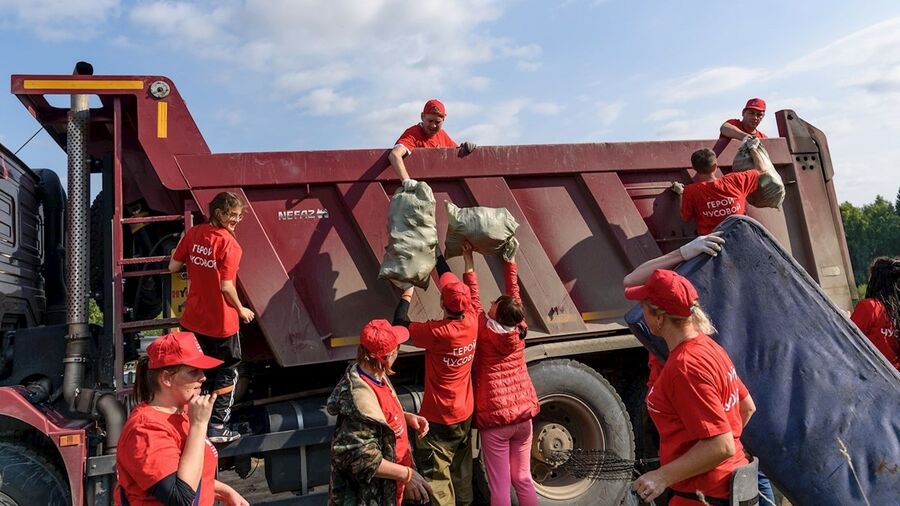 Волонтеры и регоператор очистили берега реки Чусовая