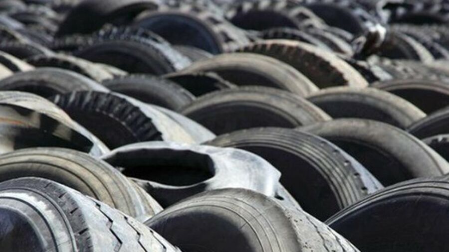 В Ростове-на-Дону автосервис незаконно сбрасывал покрышки рядом с парком