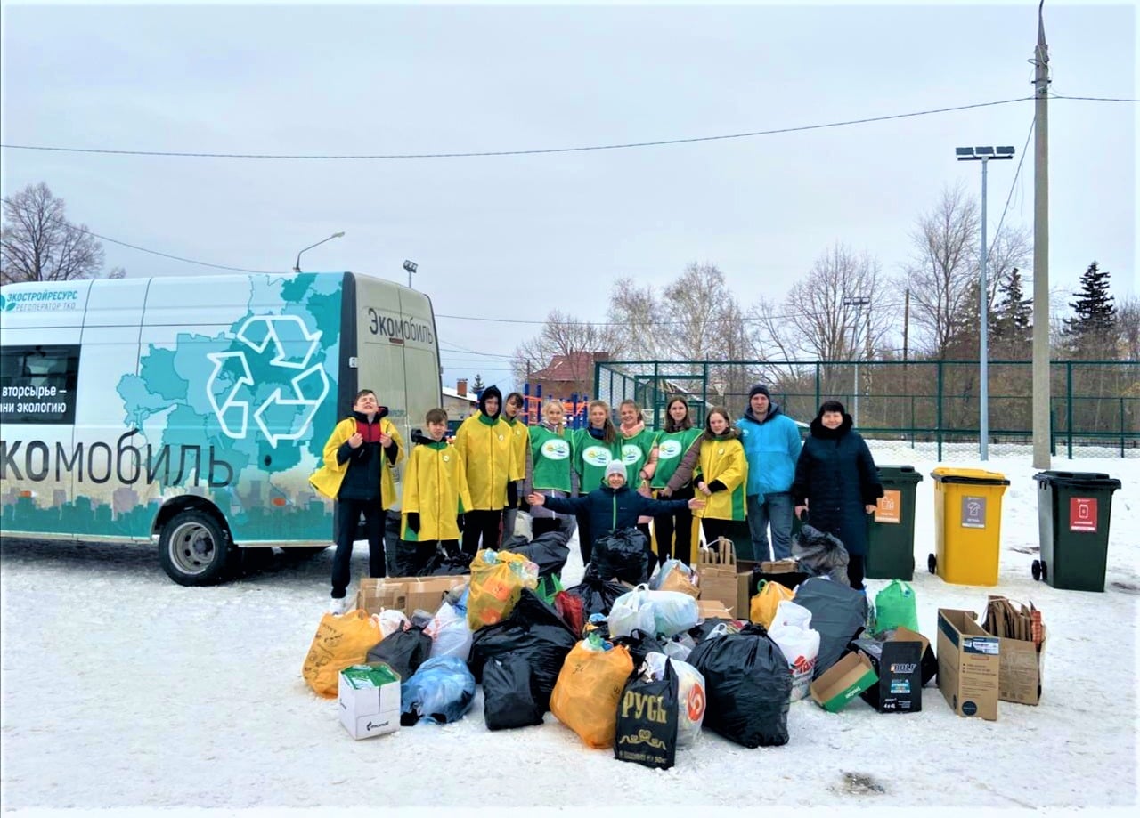 Перед новым годом по Красноярскому краю проехал сверкающий огнями праздничный мусоровоз