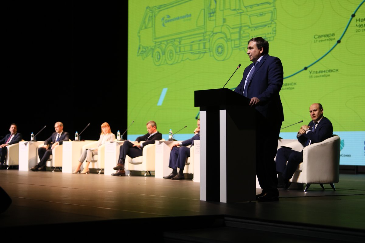 В Смоленске представили новую технику для отрасли обращения с ТКО